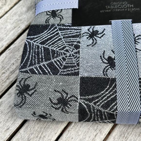 Halloween 60" x 84" Spiders Tablecloth Christian Lacroix Silver Black Oblong New - Picture 6 of 10